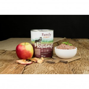 FAMILY FIRST HOLIDAYS Puszka dla psa Dziczyzna/gęś/jabłko 800g
