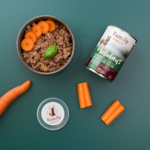 FAMILY FIRST HOLIDAYS Puszka dla psa Jagnięcina/królik/marchew 400g